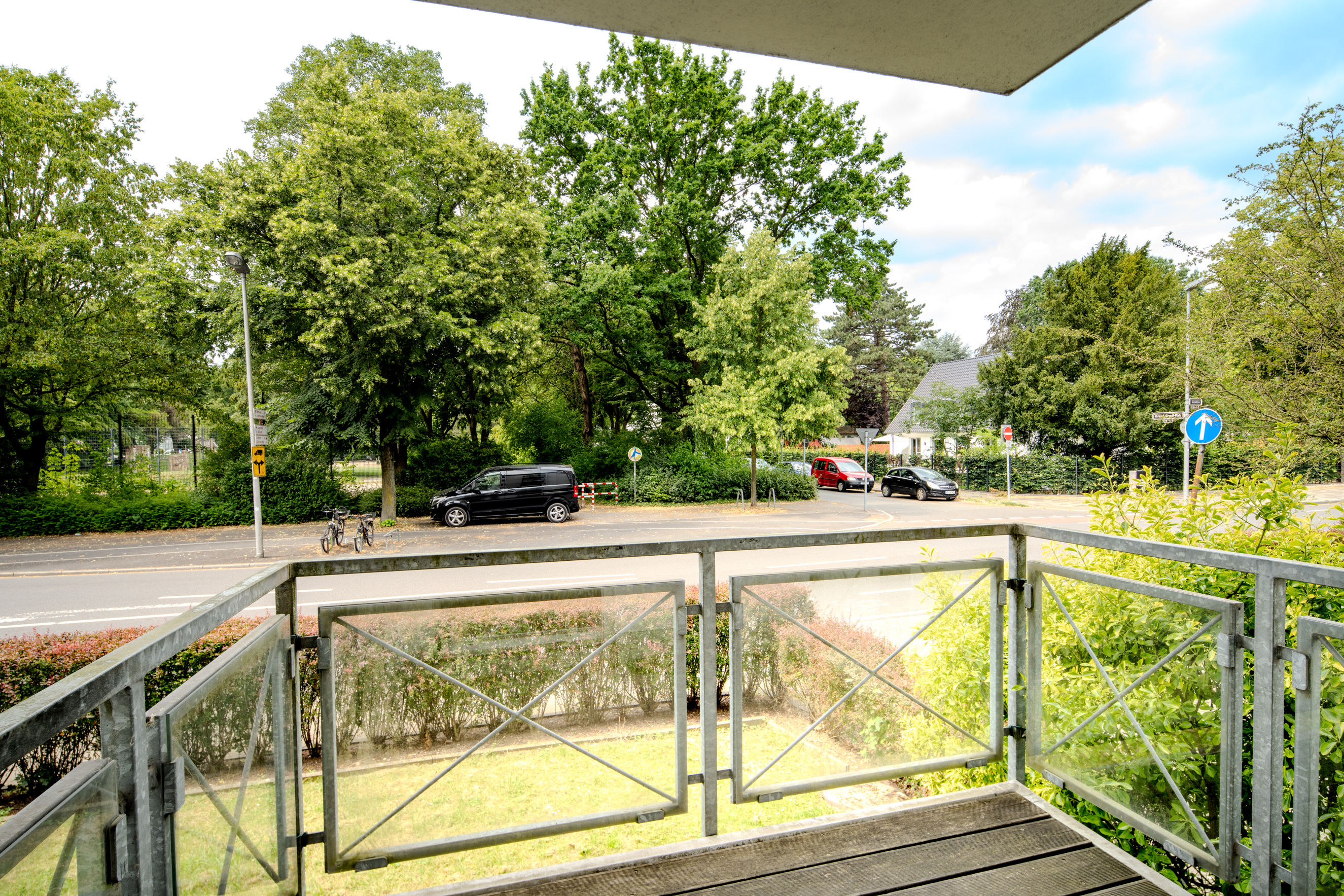 Ausblick vom Balkon ins Grüne