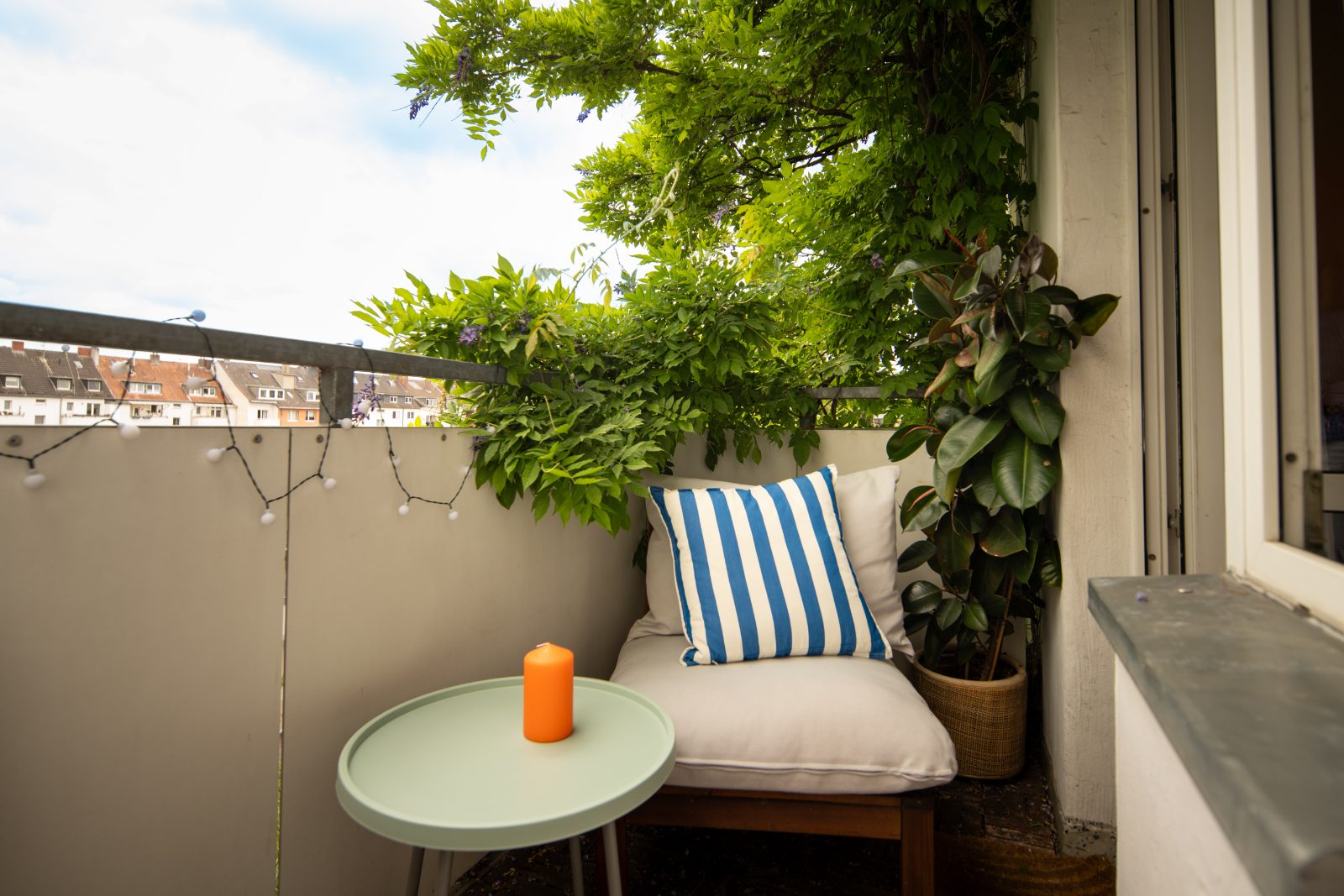 Südbalkon zum begrünten Innenhof