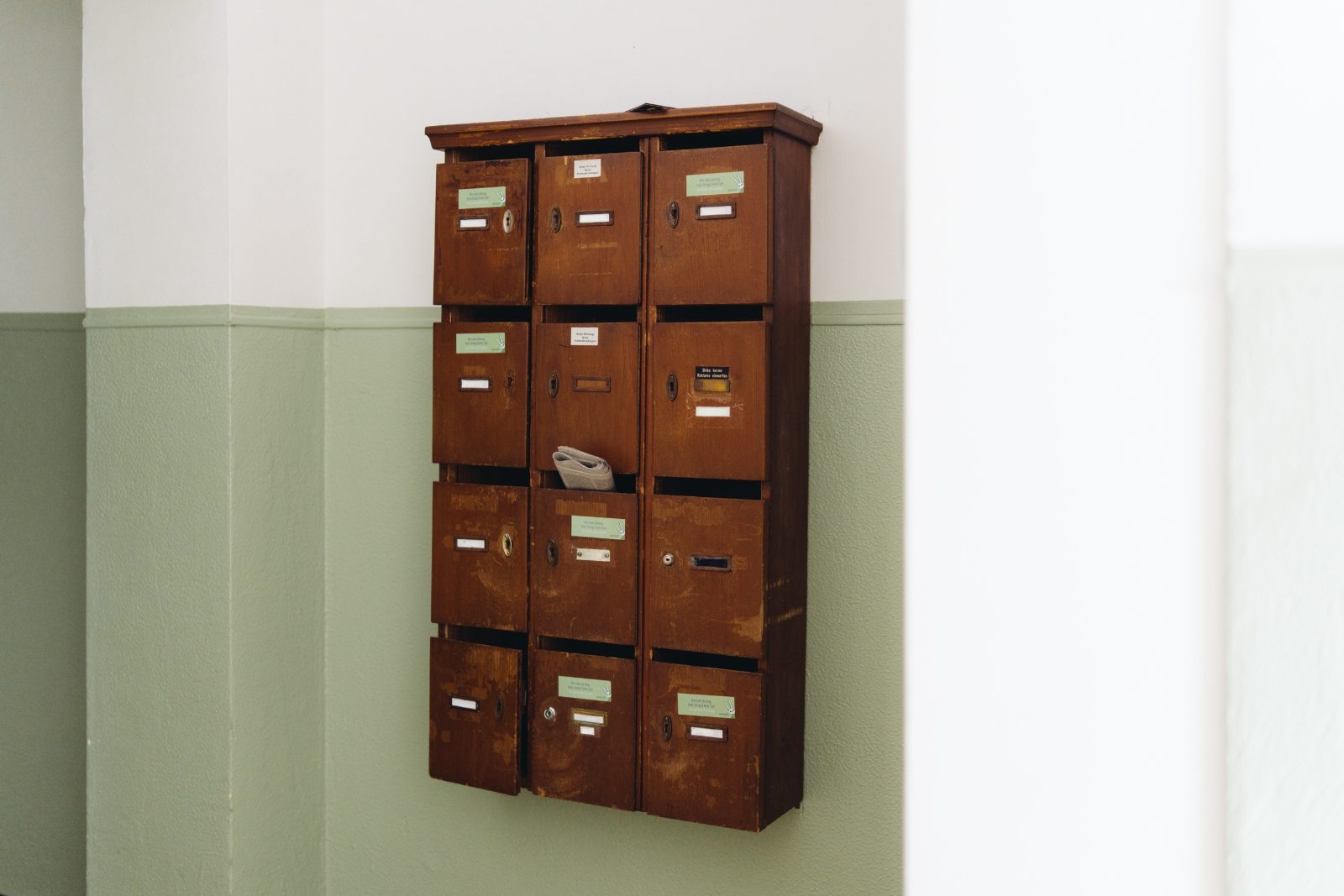 Briefkästen im Hausflur