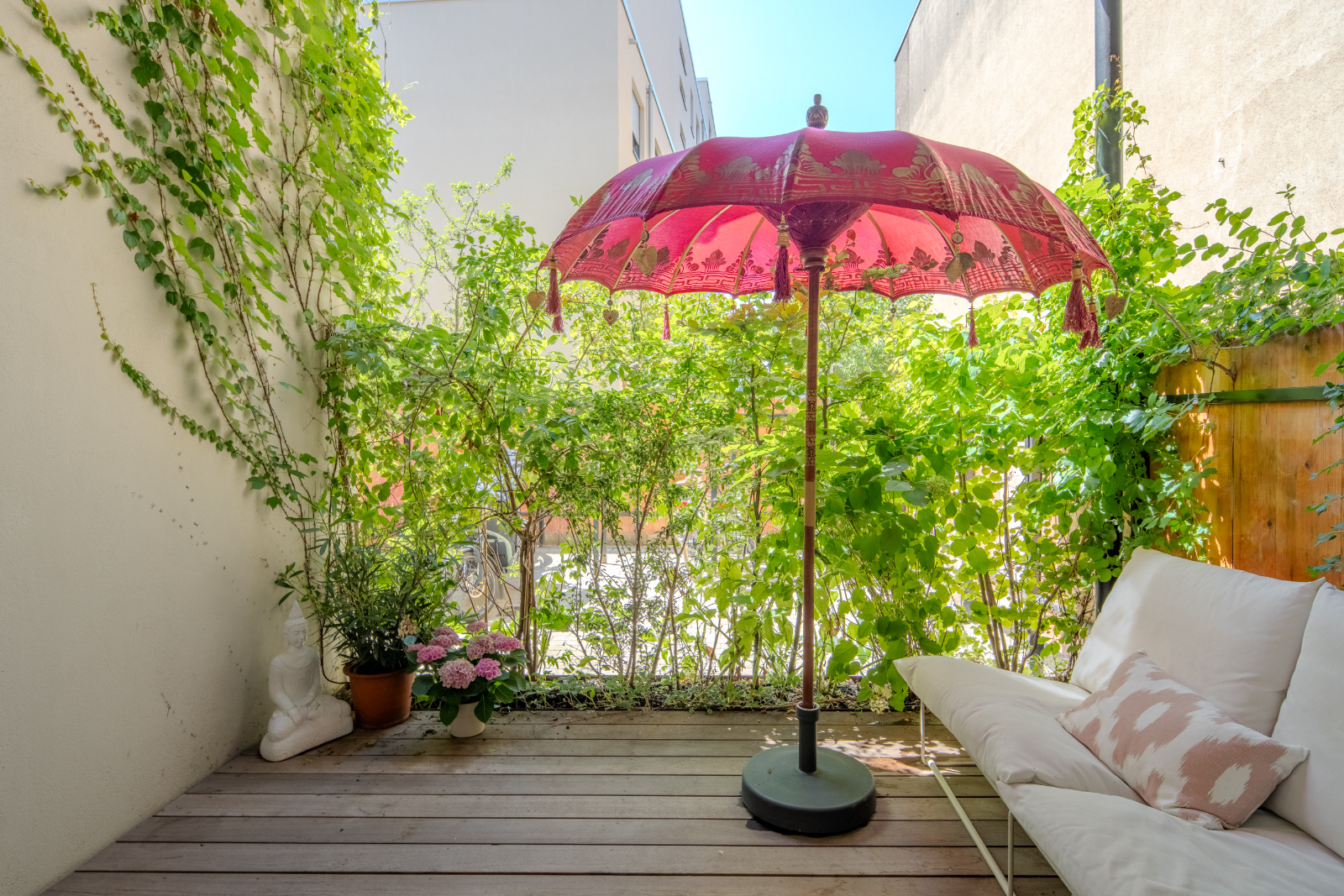 Eigene Terrasse im Hinterhof