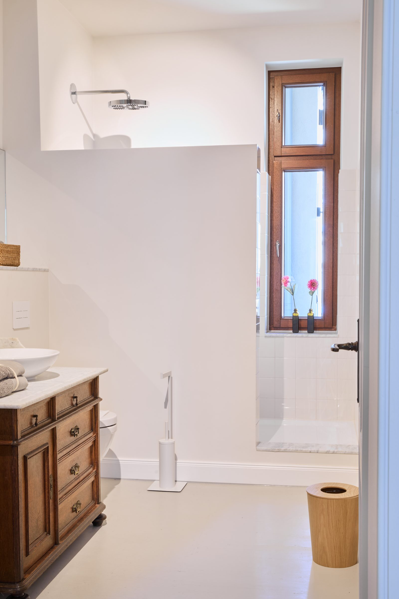Badezimmer mit Regendusche