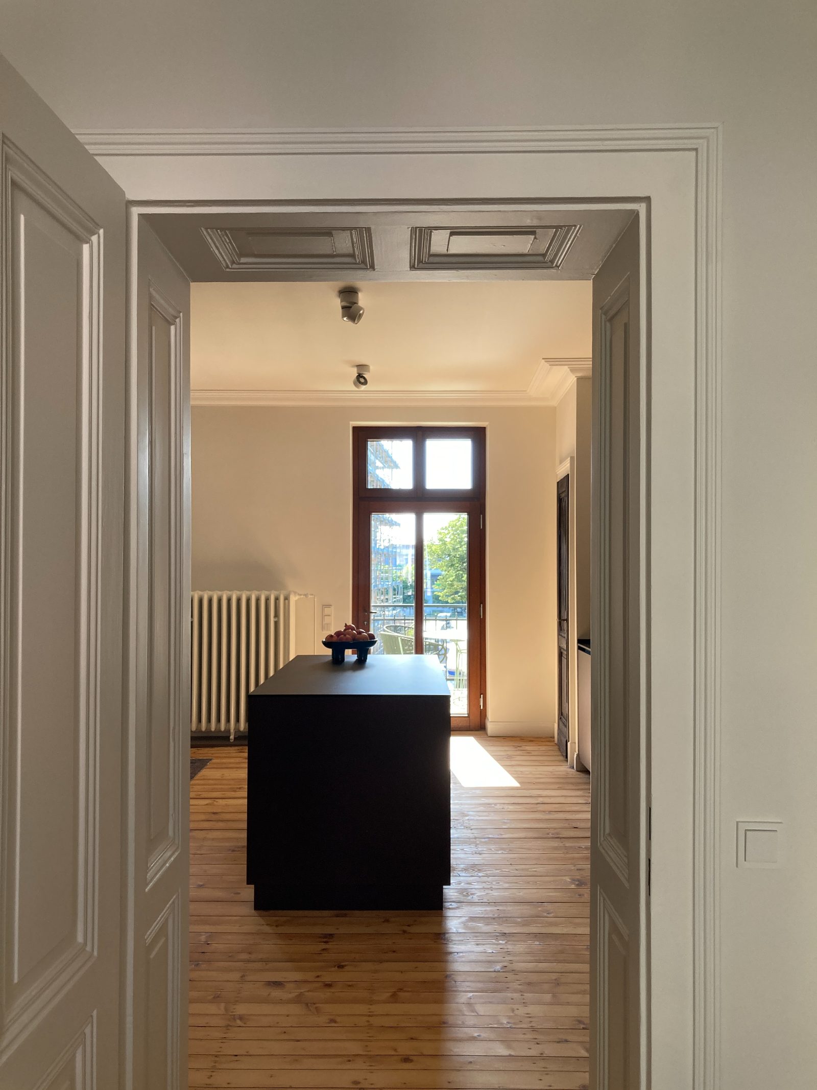 Durchblick zur Küche und zum Balkon