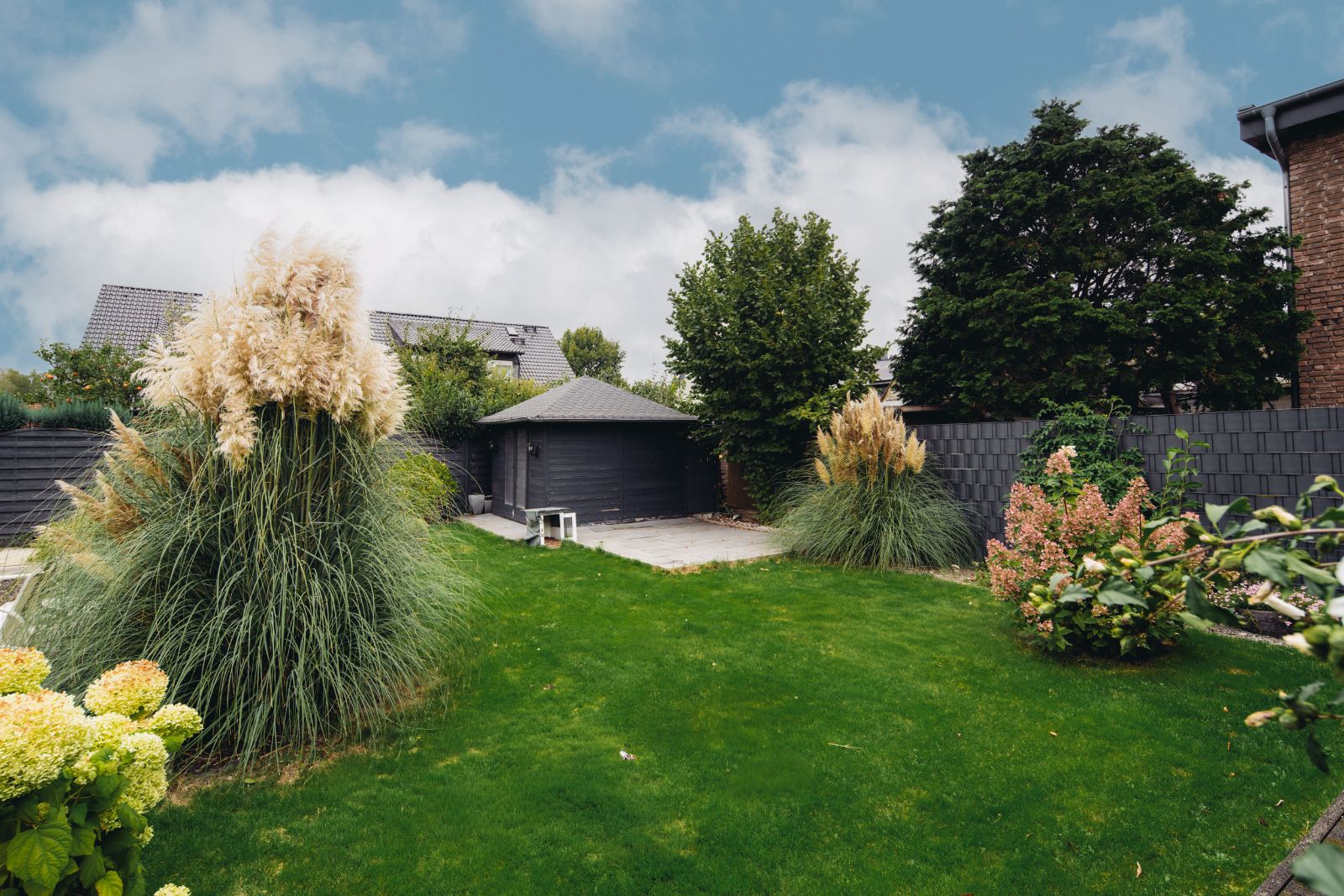 Garten des Hinterhauses mit Gartenhaus